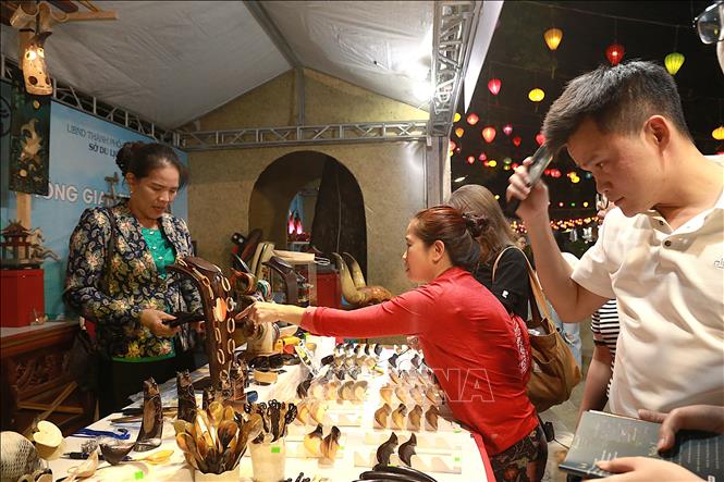 Khách tham quan trải nghiệm và mua sắm các sản phẩm mỹ nghệ tại lễ hội. Ảnh: Quỳnh Anh/TTXVN phát