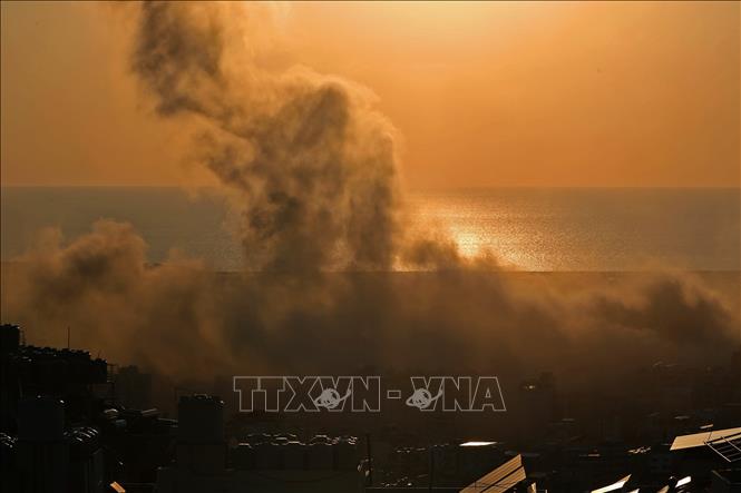 Khói bốc lên sau cuộc không kích của Israel xuống ngoại ô Beirut, Liban ngày 10/3/2026. Ảnh: THX/TTXVN