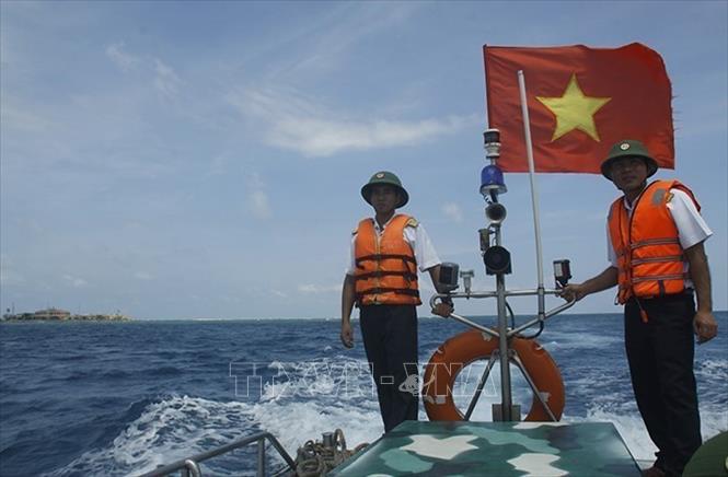 Bộ đội tuần tra bảo vệ chủ quyền vùng biển khu vực đảo Trường Sa Đông. Ảnh: Hồng Kỳ - TTXVN