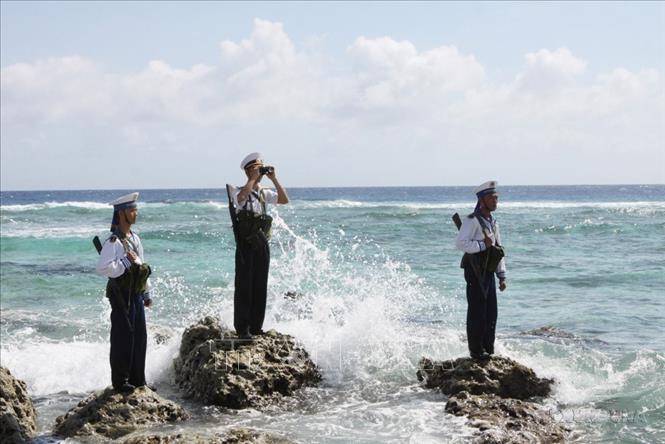 Cán bộ, chiến sĩ đảo Song Tử Tây tuần tra, theo dõi mục tiêu trên biển. Dương Giang – TTXVN
