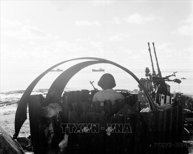 Trận chiến đấu bảo vệ chủ quyền Tổ quốc ở Gạc Ma thức tỉnh trái tim người Việt về nhiệm vụ thiêng liêng bảo vệ chủ quyền biển, đảo của Tổ quốc. Trong ảnh: Chiến sĩ đảo An Bang ngay đêm canh gác bảo vệ đảo (1984). Ảnh: Hồng Thụ - TTXVN