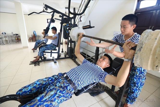 Các chiến sĩ trên đảo Len Đao rèn luyện sức khỏe, nâng cao thể lực của bản thân, tăng cường sức chiến đấu cho đơn vị. Ảnh: Thành Đạt - TTXVN