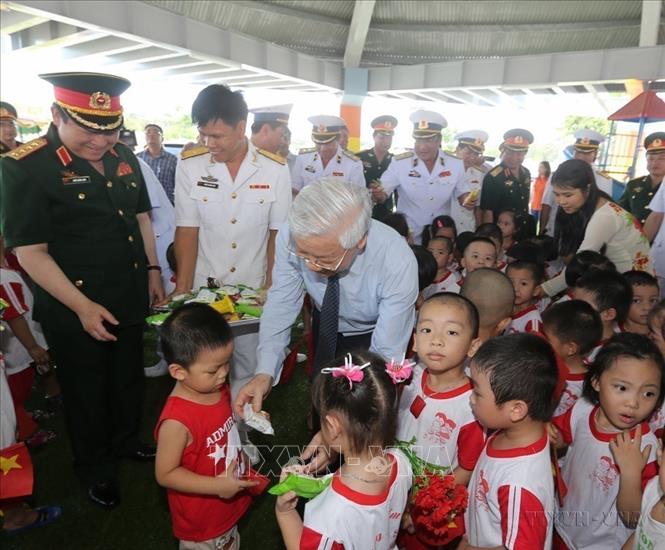 Tổng Bí thư Nguyễn Phú Trọng thăm, tặng quà giáo viên và học sinh Trường mầm non Trường Sa (2016). Ảnh: Trí Dũng - TTXVN