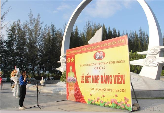 Chi bộ 1, 2 thuộc Đảng ủy Trường Trung học Phổ thông Trần Bình Trọng, huyện Cam Lâm (Khánh Hòa) tổ chức lễ kết nạp Đảng cho 3 đoàn viên, quần chúng ưu tú ngay tại Khu tưởng niệm Gạc Ma. Ảnh: Phan Sáu - TTXVN