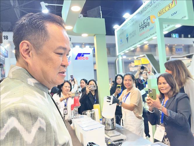 Thủ tướng Thái Lan Anutin Charnvirakul tham quan một gian hàng tại triển lãm. Ảnh: Đỗ Sinh - PV TTXVN tại Thái Lan 
