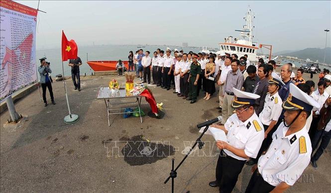 Ban liên lạc Cựu chiến binh bộ đội Trường Sa giai đoạn 1984 - 1988 tại Đà Nẵng tổ chức Lễ tưởng niệm, tri ân 64 cán bộ, chiến sĩ đã anh dũng hy sinh trong trận chiến đấu bảo vệ Gạc Ma (Đà Nẵng, 14/3/2015). Ảnh: Trần Lê Lâm - TTXVN