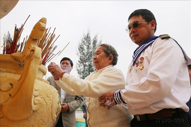 Bà Hồ Thị Đức, mẹ của liệt sĩ Trần Văn Phương cùng các đồng đội của con trai thắp hương tưởng niệm anh hùng, liệt sĩ hy sinh trong trận chiến đấu bảo vệ Gạc Ma. Tháng 1/1989, liệt sỹ Trần Văn Phương - người đã anh dũng ngã xuống khi trong tay vẫn giữ vững ngọn cờ Tổ quốc, đã được truy tặng danh hiệu Anh hùng lực lượng vũ trang nhân dân. Ảnh: Mạnh Thành - TTXVN