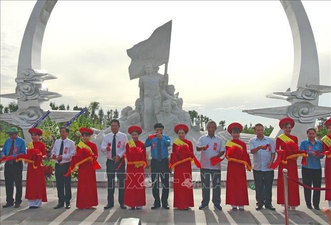 Lễ khánh thành Khu Tưởng niệm chiến sĩ Gạc Ma, ngày 15/7/2017. Công trình được xây dựng tại xã Cam Hải Đông, huyện Cam Lâm (tỉnh Khánh Hòa) nhằm ghi công và tri ân 64 chiến sĩ hải quân đã hy sinh trong cuộc chiến đấu bảo vệ đá Gạc Ma thuộc quần đảo Trường Sa của Việt Nam ngày 14/3/1988, “địa chỉ đỏ” giáo dục chủ quyền biển đảo cho thế hệ trẻ. Ảnh: Nguyên Lý - TTXVN