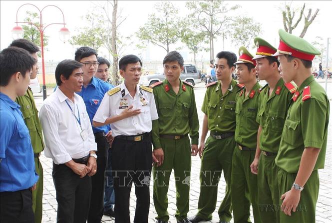 Đại úy Nguyễn Văn Lanh, Anh hùng lực lượng vũ trang nhân dân, thuật lại trận chiến đấu anh dũng bảo vệ Gạc Ma ngày 14/3/1988 với các chiến sĩ công an Đà Nẵng. Ảnh: Trần Lê Lâm - TTXVN