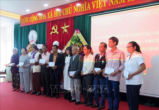 Ngày 14/3/2018, Ban Liên lạc Truyền thống Bộ đội Trường Sa giai đoạn 1984 - 1988 tổ chức Lễ kỷ niệm 30 năm các liệt sĩ hy sinh tại đá Gạc Ma và trao quà cho thân nhân liệt sĩ Gạc Ma. Ảnh: Nguyễn Sơn - TTXVN