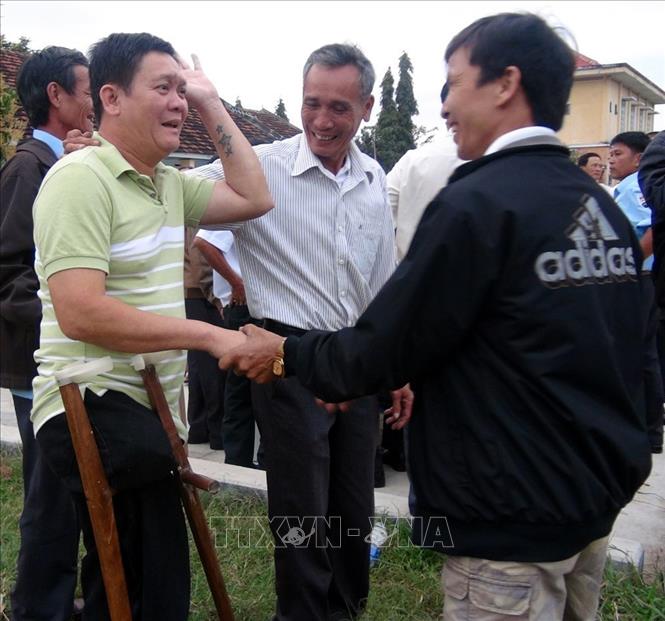 Kỷ niệm 28 năm trận chiến đấu bảo vệ Gạc Ma (14/3/1988 - 14/3/2016), gần 400 cựu chiến binh đã từng tham gia chiến đấu tại Trường Sa gặp mặt đầy cảm xúc tại xã Hòa Đồng, huyện Tây Hoà, tỉnh Phú Yên. Ảnh: Xuân Triệu - TTXVN