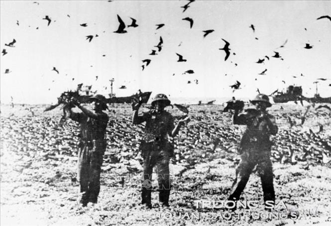 Trận chiến đấu bảo vệ chủ quyền Tổ quốc ở Gạc Ma thức tỉnh trái tim người Việt về nhiệm vụ thiêng liêng bảo vệ chủ quyền biển, đảo của Tổ quốc. Trong ảnh: Chiến sĩ đảo Chim (quần đảo Trường Sa) canh gác bảo vệ đảo. Ảnh: Tư liệu TTXVN