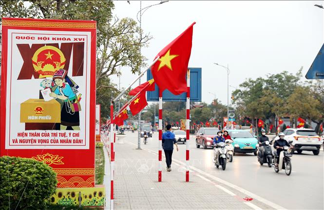 Các biểu ngữ và cờ Tổ quốc rực rỡ trên các tuyến phố của tỉnh Lạng Sơn. Ảnh: Văn Đạt - TTXVN