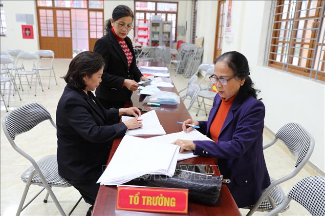 Tổ bầu cử khối Đại Thắng, phường Lương Văn Tri, tỉnh Lạng Sơn kiểm tra, rà soát lại danh sách cử tri. Ảnh: Văn Đạt - TTXVN