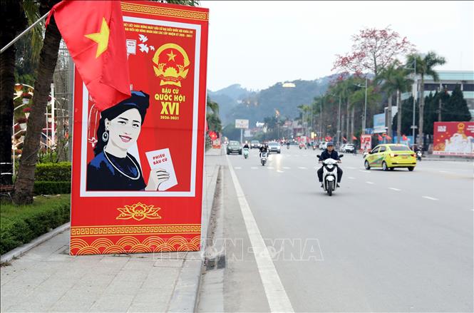  Thông điệp về Ngày hội bầu cử được treo khắp nơi để toàn dân hiểu và thực hiện quyền lợi, trách nhiệm của công dân. Ảnh: Văn Đạt - TTXVN