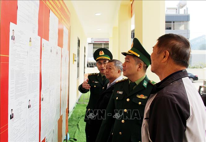 Cán bộ Đồn Biên phòng Cửa khẩu Chi Ma (xã Mẫu Sơn) giới thiệu nhân dân địa phương về tiểu sử các ứng cử viên đại biểu Quốc hội và HĐND các cấp nhiệm kỳ 2026-2031. Ảnh: Văn Đạt - TTXVN