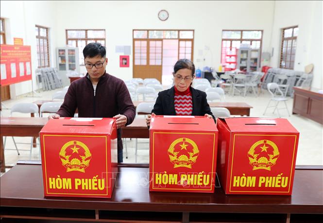 Tổ bầu cử khối Đại Thắng, phường Lương Văn Tri, tỉnh Lạng Sơn kiểm tra hòm phiếu. Ảnh: Văn Đạt - TTXVN