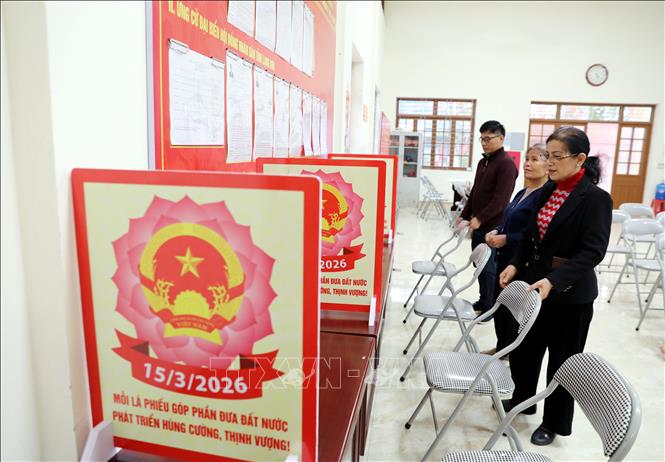 Tổ bầu cử khối Đại Thắng, phường Lương Văn Tri, tỉnh Lạng Sơn kiểm tra khu vực ghi phiếu. Ảnh: Văn Đạt - TTXVN