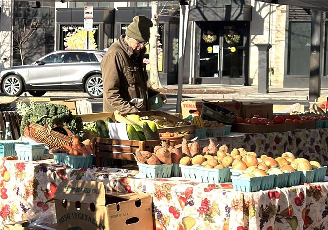 Người dân mua hàng tại một chợ nông sản ngoài trời ở thủ đô Washington DC. Ảnh: Ngọc Quang-PV TTXVN tại Mỹ.