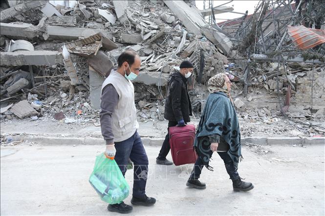 Người dân sơ tán khỏi khu vực xung đột sau các vụ không kích vào thủ đô Tehran, Iran ngày 12/3/2026. Ảnh: THX/TTXVN