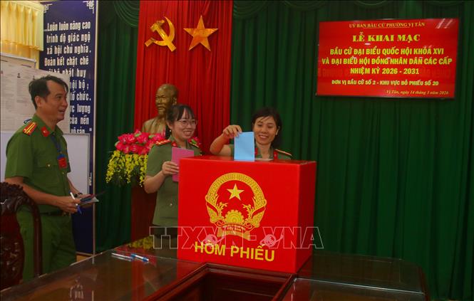 Cử tri lực lượng vũ trang bỏ phiếu bầu. Ảnh: Duy Khương – TTXVN