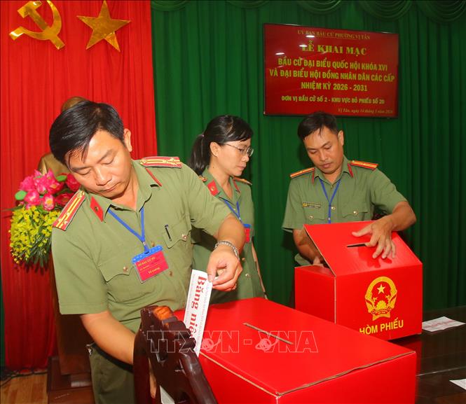 Tổ bầu cử kiểm trang và niêm yết thùng phiếu. Ảnh: Duy Khương – TTXVN