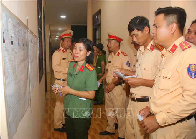 Cử tri lực lượng vũ trang nghiên cứu thông tin về đại biểu ứng cử trước khi bỏ phiếu bầu. Ảnh: Duy Khương – TTXVN