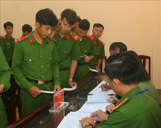 Bàn hướng dẫn cử tri lực lượng vũ trang bỏ phiếu bầu cử. Ảnh: Duy Khương – TTXVN