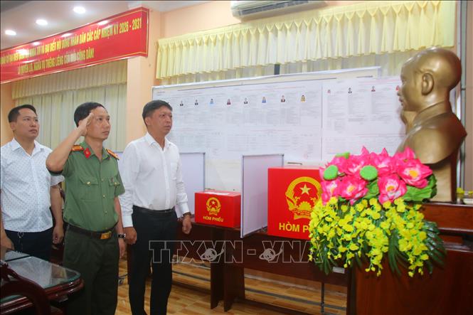 Ông Lê Quốc Thắng, Phó Bí thư Thường trực Đảng ủy, Chủ tịch Hội đồng nhân dân phường Vị Tân (bên phải ảnh) dự lễ khai mạc. Ảnh: Duy Khương – TTXVN