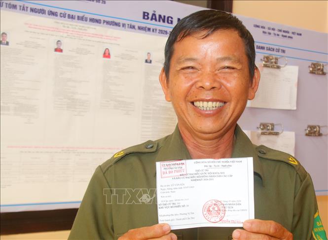 Cử tri Lê Văn Kía, khu vực 7, phường Vị Tân, thành phố Cần Thơ hoàn thành bỏ phiếu bầu cử sáng 14/3. Ảnh: Duy Khương – TTXVN