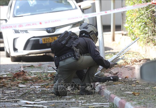 Nhân viên an ninh Israel điều tra tại hiện trường vụ tấn công bằng tên lửa của Iran xuống Tel Aviv, Israel ngày 6/3/2026. Ảnh: THX/TTXVN