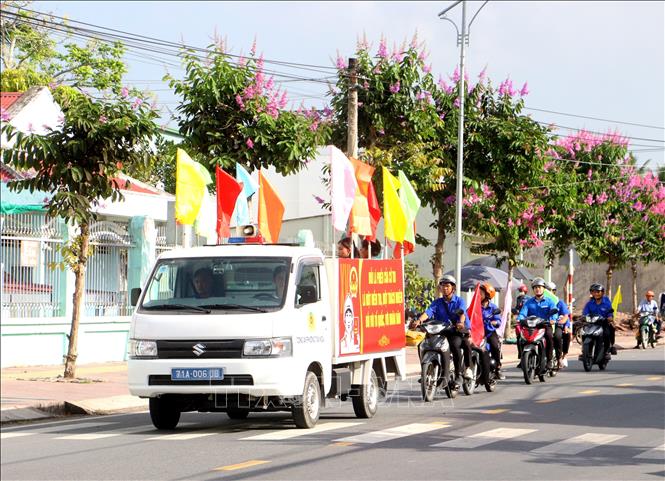Đoàn viên phường Tân Ngãi, tỉnh Vĩnh Long tham gia tuyên truyền lưu động về các thông tin chuẩn bị cho ngày bầu cử. Ảnh: Lê Thúy Hằng – TTXVN
