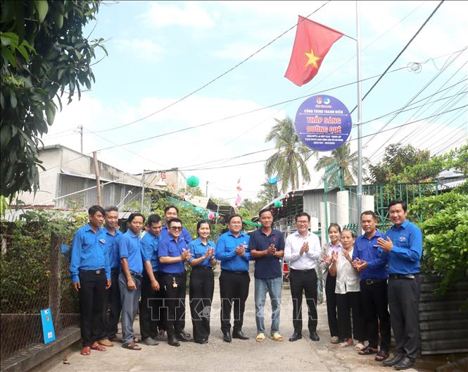 Đoàn viên cùng người dân thực hiện công trình thắp sáng đường quê. Ảnh: Lê Thúy Hằng – TTXVN
