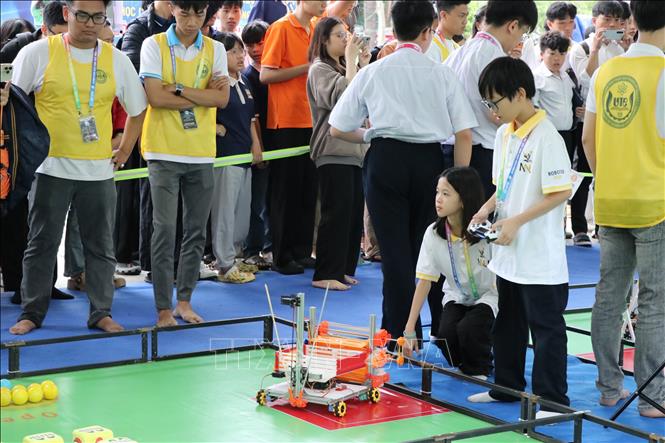 Hơn 400 học sinh, sinh viên khắp cả nước tranh tài ở Cuộc thi Robocon ORC khu vực miền Trung. Ảnh: Khoa Chương - TTXVN