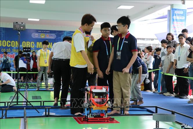 Hơn 400 học sinh, sinh viên khắp cả nước tranh tài ở Cuộc thi Robocon ORC khu vực miền Trung. Ảnh: Khoa Chương - TTXVN