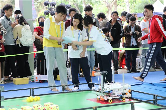Thông qua Cuộc thi Robocon ORC khu vực miền Trung năm học 2025 - 2026 với chủ đề “Mùa vàng công nghệ - Kỷ nguyên vươn mình”, học sinh, sinh viên có cơ hội vận dụng kiến thức về cơ khí, điện tử, lập trình và tự động hóa vào thực tiễn. Ảnh: Khoa Chương - TTXVN