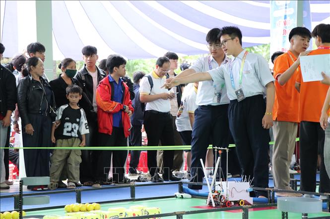 Các thí sinh tranh tài ở Cuộc thi Robocon ORC khu vực miền Trung năm học 2025 - 2026. Ảnh: Khoa Chương - TTXVN