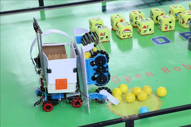 Thông qua cuộc thi, học sinh, sinh viên có cơ hội vận dụng kiến thức về cơ khí, điện tử, lập trình và tự động hóa vào thực tiễn. Ảnh: Khoa Chương - TTXVN