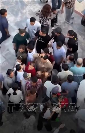 Hình ảnh các đối tượng dàn cảnh cướp giật tài sản tại Khu tham quan Liên Hoa Bảo Tháp do camera ghi lại. Ảnh: TTXVN phát