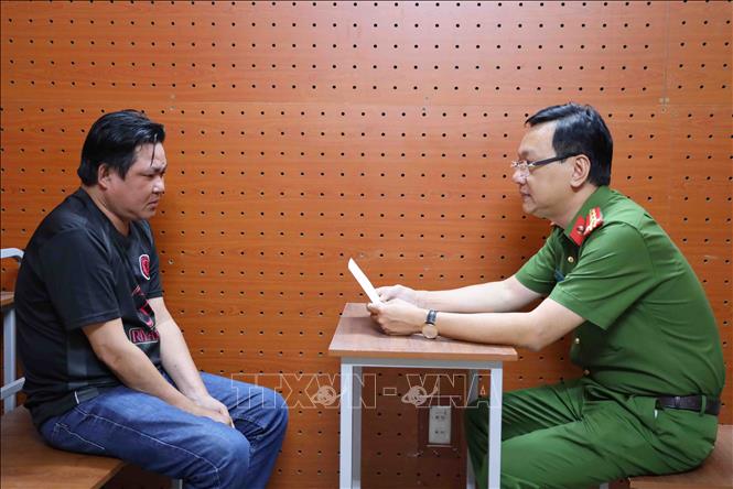 Đại tá Bùi Đức An, Phó Giám đốc Công an thành phố, Thủ trưởng Cơ quan Cảnh sát điều tra trực tiếp lấy lời khai đối với một số đối tượng có liên quan. Ảnh: TTXVN phát