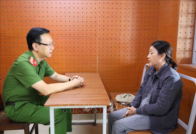 Đại tá Bùi Đức An, Phó Giám đốc Công an thành phố, Thủ trưởng Cơ quan Cảnh sát điều tra trực tiếp lấy lời khai đối với một số đối tượng có liên quan. Ảnh: TTXVN phát