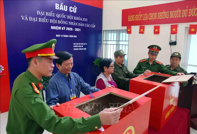 Tổ bầu cử số 16 phường Ngọc Hà kiểm tra hòm phiếu. Ảnh: Phạm Kiên - TTXVN