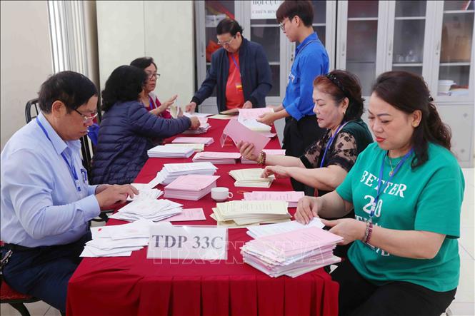 Tổ bầu cử số 16, phường Ngọc Hà thực hiện công tác rà soát danh sách cử tri, chuẩn bị phiếu bầu cử và các điều kiện phục vụ ngày bầu cử. Ảnh: Phạm Kiên - TTXVN
