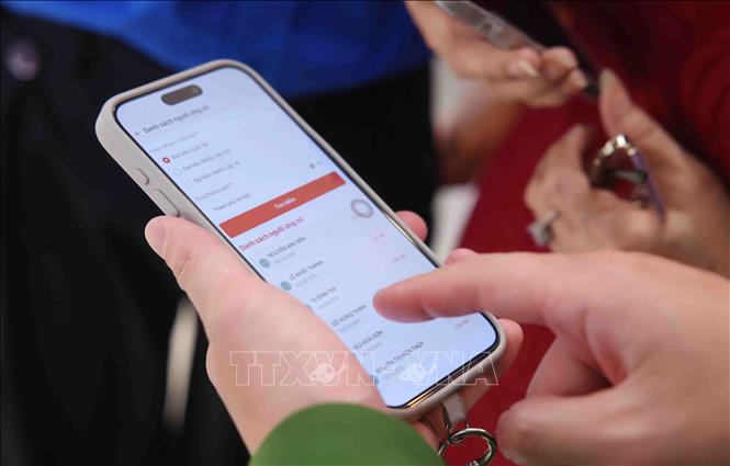 Ngoài việc theo dõi khu vực bỏ phiếu trên thẻ cử tri, theo dõi danh sách người ứng cử và danh sách cử tri được niêm yết công khai tại các khu vực bỏ phiếu và Ủy ban nhân dân cấp xã, công dân có thể sử dụng chức năng Bầu cử quốc hội trên VNeID để theo dõi khu vực bỏ phiếu và danh sách người ứng cử. Ảnh: Phạm Kiên - TTXVN