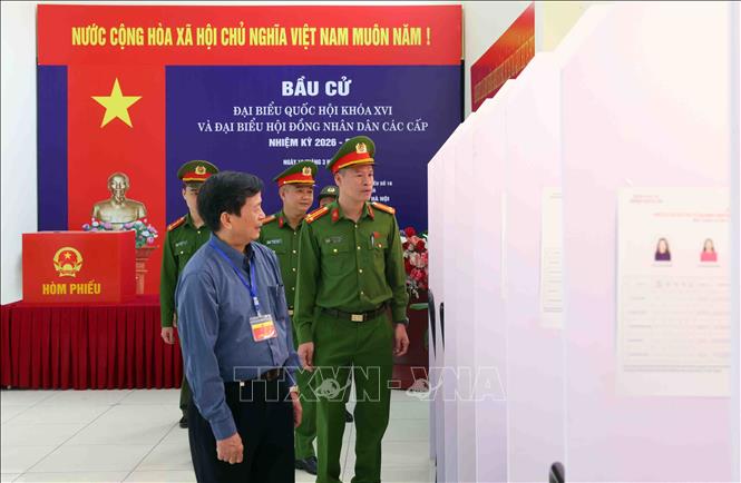 Lực lượng Công an phường Ngọc Hà thường xuyên kiểm tra công tác đảm bảo an ninh, an toàn tại các khu vực bỏ phiếu trên địa bàn phụ trách. Ảnh: Phạm Kiên - TTXVN