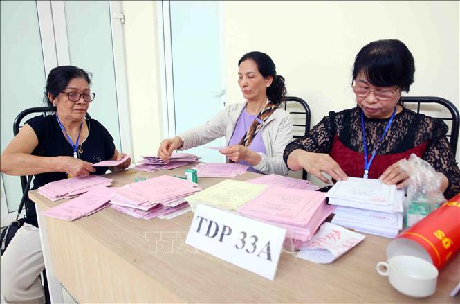 Tổ bầu cử số 16, phường Ngọc Hà thực hiện công tác rà soát danh sách cử tri, chuẩn bị phiếu bầu cử và các điều kiện phục vụ ngày bầu cử. Ảnh: Phạm Kiên - TTXVN