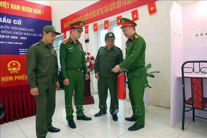 Công tác đảm bảo an toàn phòng cháy chữa cháy cũng được lực lượng Công an phường Ngọc Hà đặc biệt chú trọng. Ảnh: Phạm Kiên - TTXVN