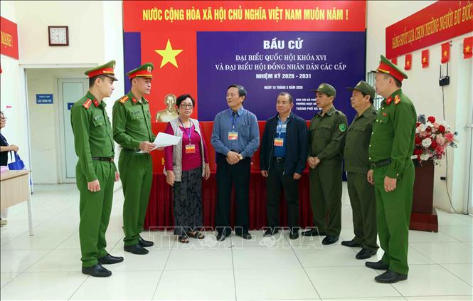 Công an phường Ngọc Hà phối hợp cùng Tổ bầu cử đảm bảo tuyệt đối an ninh, an toàn trong ngày bầu cử. Ảnh: Phạm Kiên - TTXVN