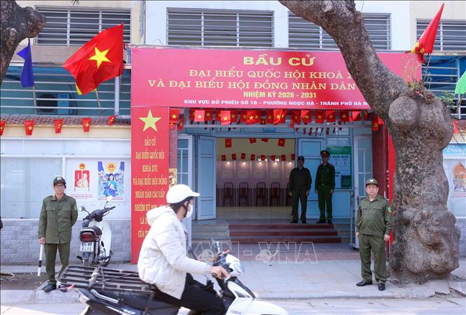 Lực lượng Công an phường Ngọc Hà phối hợp với lực lượng an ninh trật tự cơ sở luôn ứng trực, đảm bảo tuyệt đối an ninh trật tự trong thời gian trước, trong và sau Ngày bầu cử. Ảnh: Phạm Kiên - TTXVN