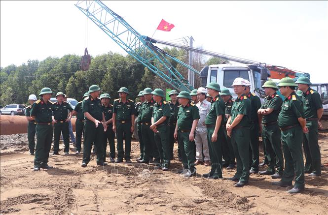 Đoàn công tác kiểm tra tiến độ, đôn đốc thi công tại cao tốc Cà Mau - Đất Mũi. Ảnh: Tuấn Phi – TTXVN 